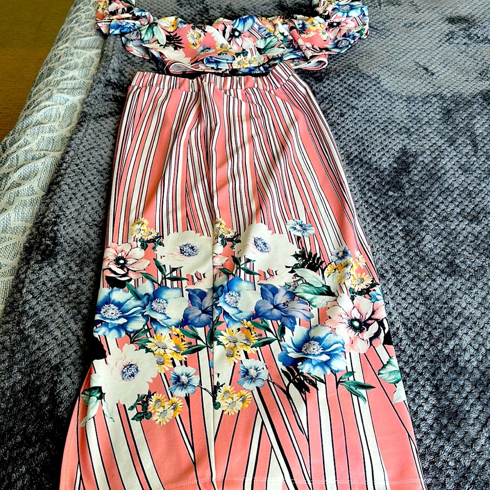 Top and bottom two piece set.